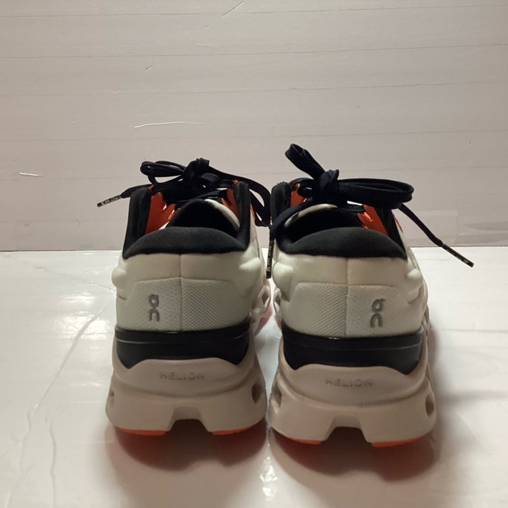On Running Cloudstratus 3 shoes in undyed-white and sand. Women’s size 6 - Picture 6 of 11